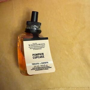 Bath & Body Works Pumpkin Cupcake Wallflower - NWT